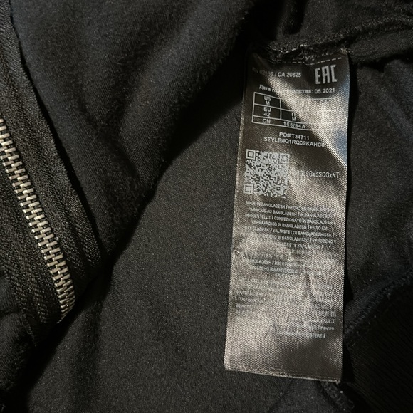 Nwot. Guess sweatshirt jacket - Picture 8 of 8